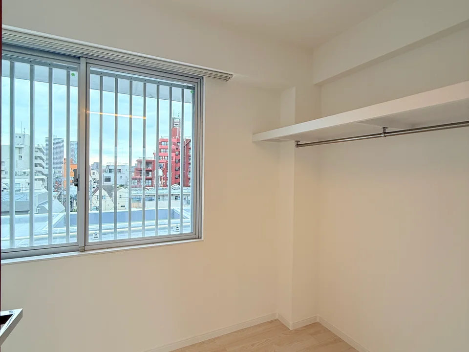 Walk-in closet1
