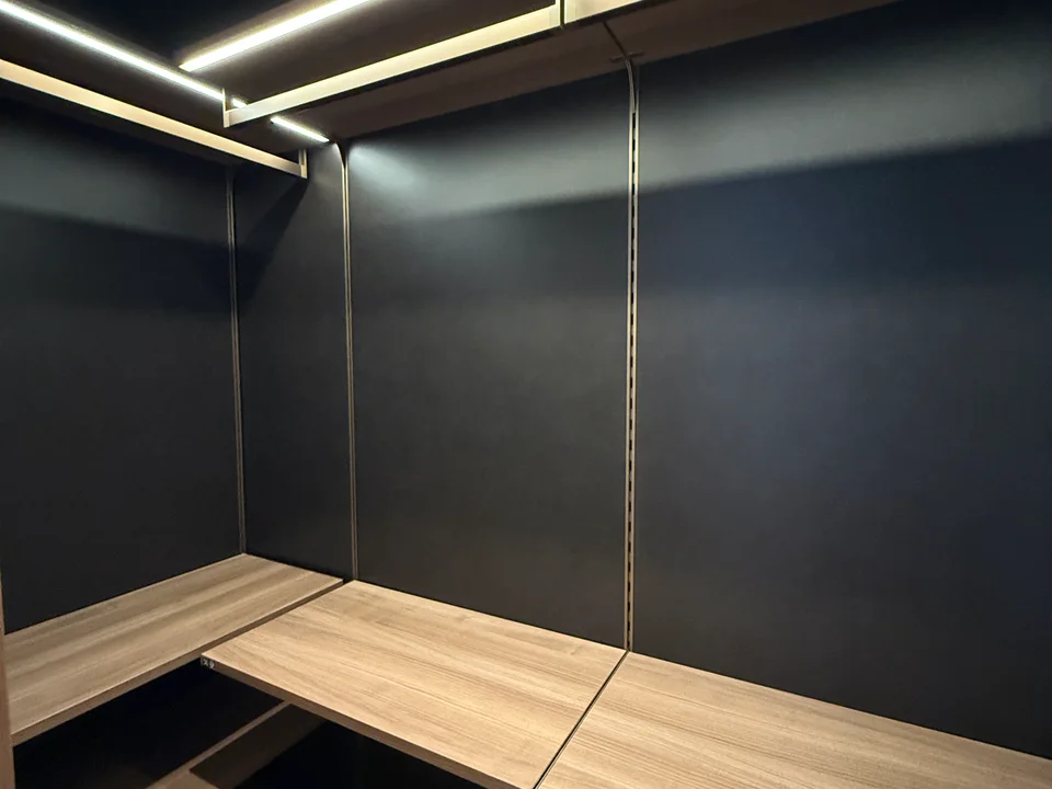 Walk-in closet1