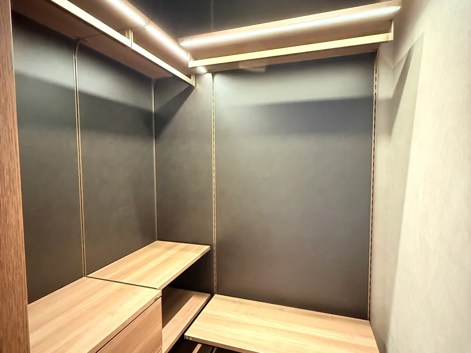 Walk-in closet2