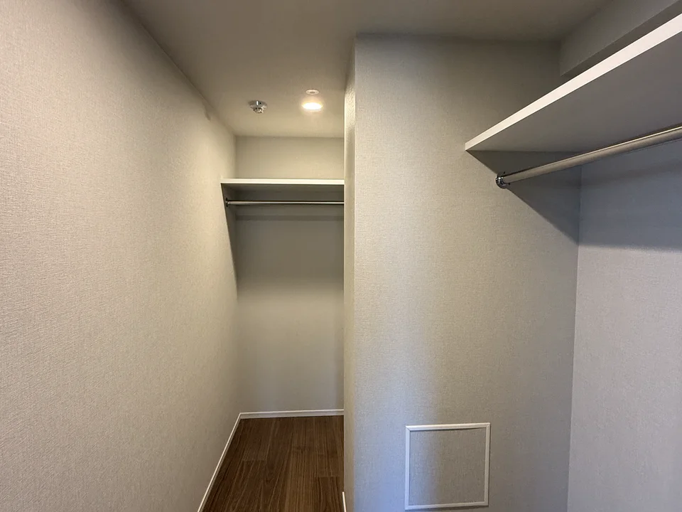 Walk-in Closet