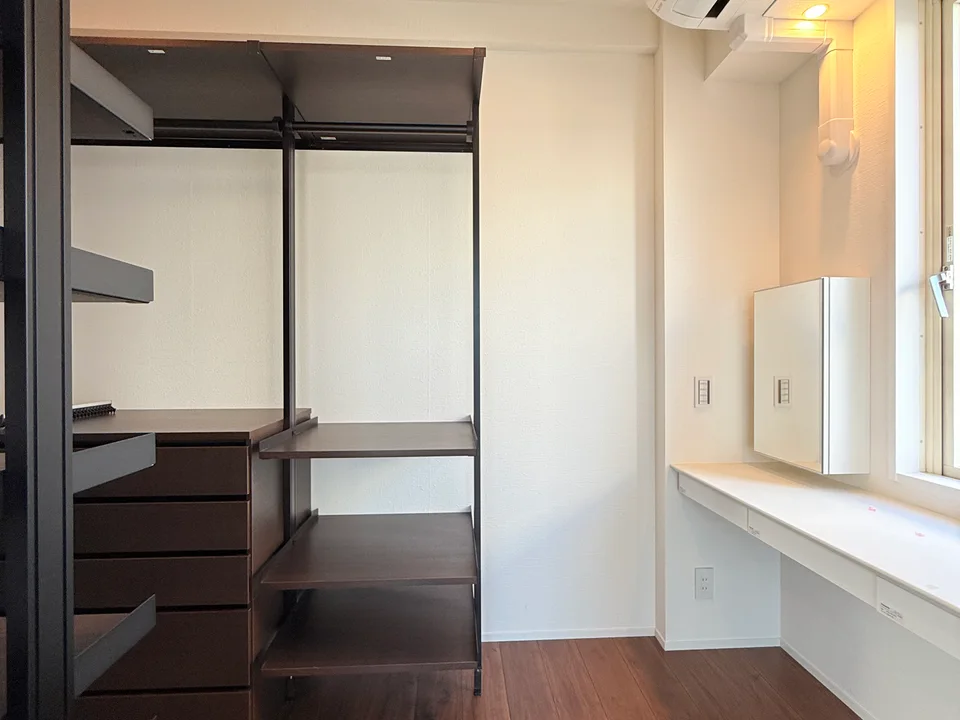 Walk-in closet1