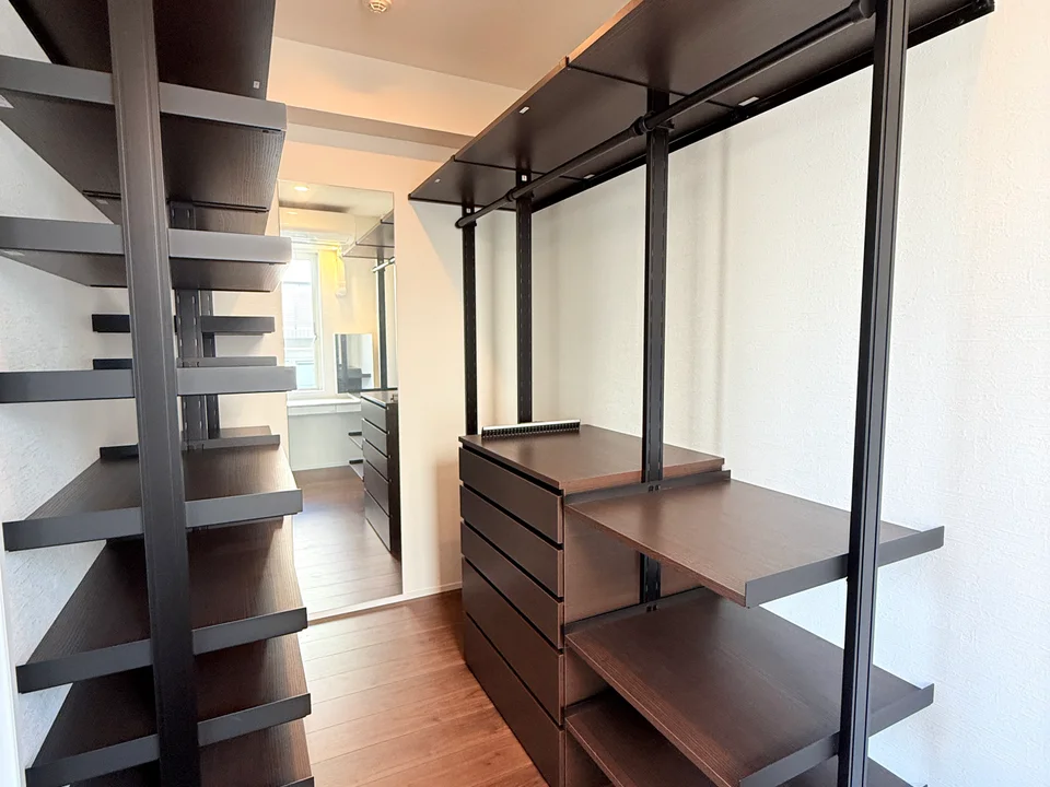 Walk-in closet1